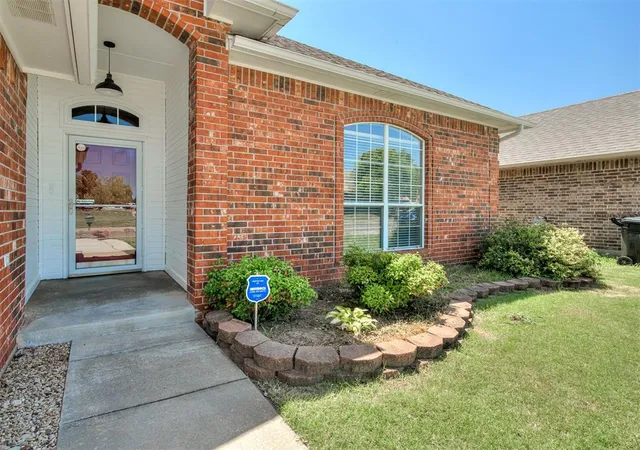 4th image of 825 Oak Creek Dr, Moore, OK 73160 | MLS# 1241651