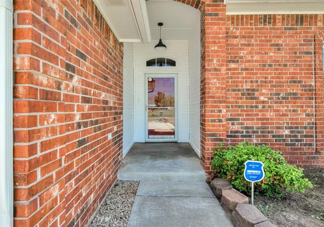 5th image of 825 Oak Creek Dr, Moore, OK 73160 | MLS# 1241651
