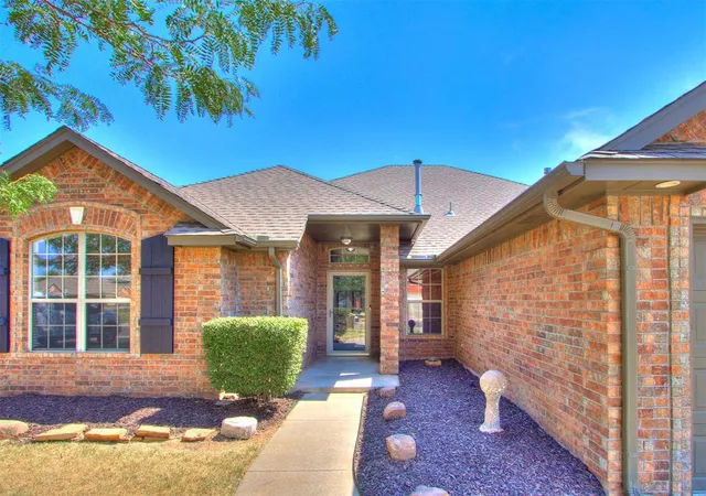 3rd image of 10604 Nw 38Th St, Yukon, OK 73099 | MLS# 1241661