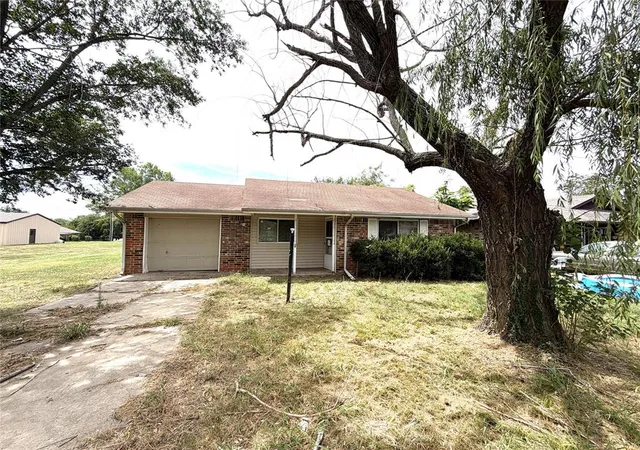 Photo 2 of Sale Pending at 1819 W Midland St, Shawnee, OK 74804 | MLS# 1241702 | Listing updated on 2026-08-19