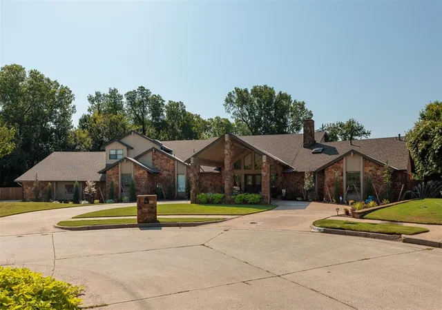 2nd image of 1530 Spring Creek Dr, Yukon, OK 73099 | MLS# 1241703