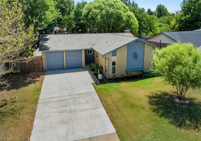 Photo 3 of Sale Pending at 725 Ranchoak Dr, Yukon, OK 73099 | MLS# 1241729 | Listing updated on 2026-08-04