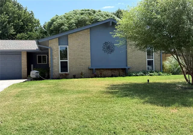 Photo 3 of Sale Pending at 725 Ranchoak Dr, Yukon, OK 73099 | MLS# 1241729 | Listing updated on 2026-08-04