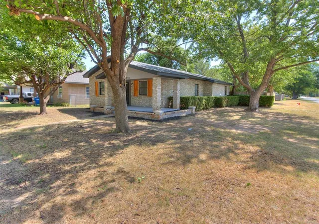 3rd image of 833 S Ellison Ave, El Reno, OK 73036 | MLS# 1241731