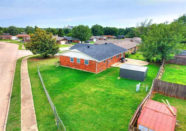 30th image of 411 Oak Creek Dr, Yukon, OK 73099 | MLS# 1241751