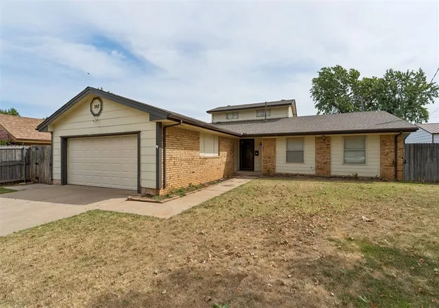 2nd image of 207 Del Mar Dr, Yukon, OK 73099 | MLS# 1241780