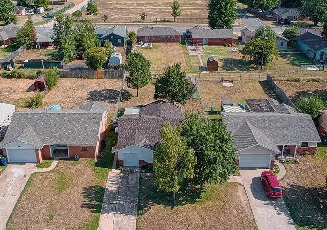 3rd image of 1406 W Mississippi Ave, Chickasha, OK 73018 | MLS# 1241790