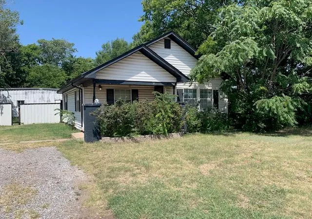1st image of 121 N Classen Ave, Moore, OK 73160 | MLS# 1241859