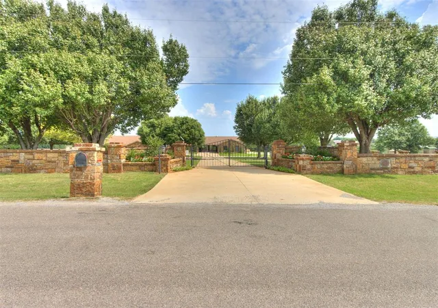 Photo 4 of Single family home for sale at 12504 N Frisco Rd, Yukon, OK 73099 | MLS# 1241867 | Listing updated on 2026-09-30