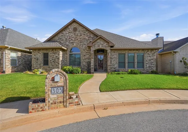 Photo 1 of Sale Pending at 305 Tierra Rica Cir, Altus, OK 73521 | MLS# 1241876 | Listing updated on 2026-10-13