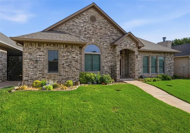 Photo 2 of Sale Pending at 305 Tierra Rica Cir, Altus, OK 73521 | MLS# 1241876 | Listing updated on 2026-10-13