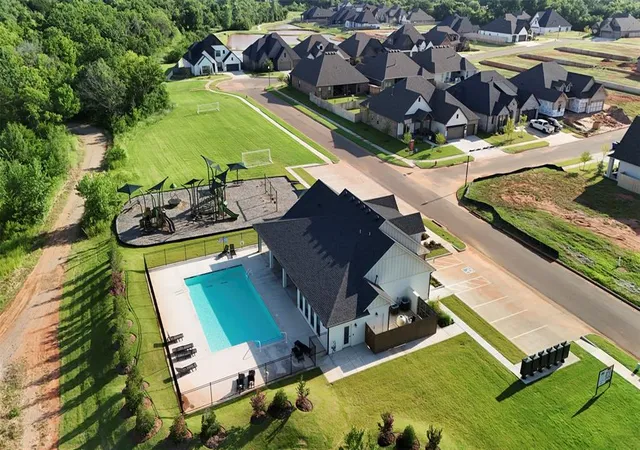 3rd image of 512 Rapids Wy, Norman, OK 73071 | MLS# 1241877