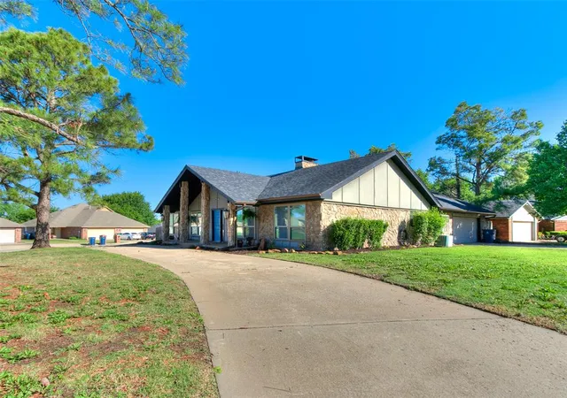 2nd image of 11613 Footmans Ct, Yukon, OK 73099 | MLS# 1241882
