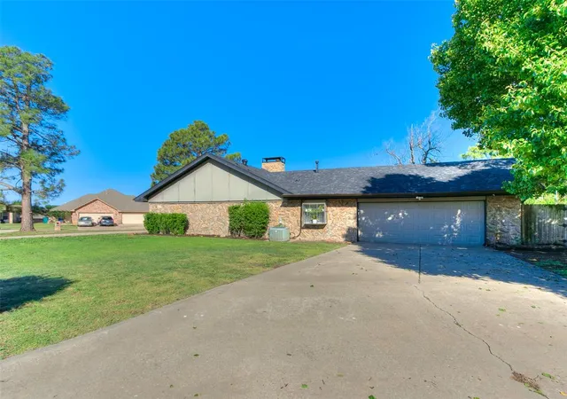 3rd image of 11613 Footmans Ct, Yukon, OK 73099 | MLS# 1241882