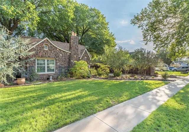 1st image of 1021 W Broadway Ave, Elk City, OK 73644 | MLS# 1241888