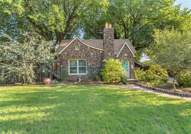 2nd image of 1021 W Broadway Ave, Elk City, OK 73644 | MLS# 1241888