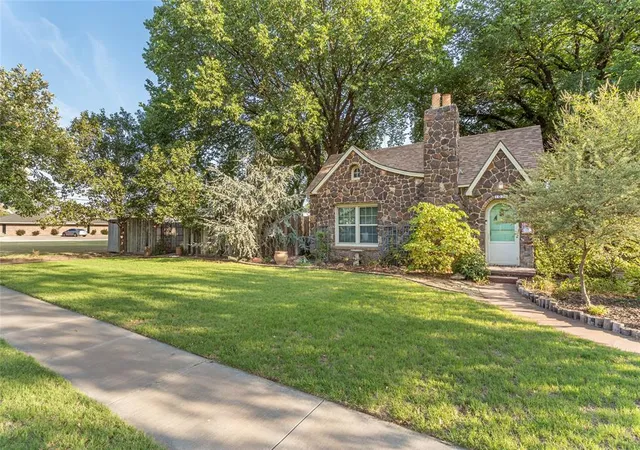 Photo 3 of Single family home for sale at 1021 W Broadway Ave, Elk City, OK 73644 | MLS# 1241888 | Listing updated on 2026-09-29