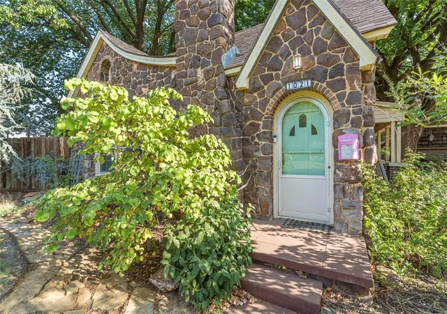 Photo 3 of Single family home for sale at 1021 W Broadway Ave, Elk City, OK 73644 | MLS# 1241888 | Listing updated on 2026-09-29