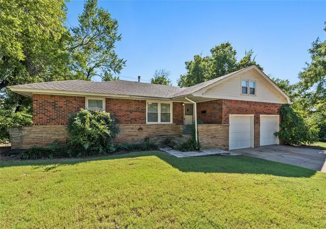 2nd image of 408 Benton Rd, Edmond, OK 73034 | MLS# 1241897