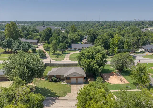 3rd image of 408 Benton Rd, Edmond, OK 73034 | MLS# 1241897