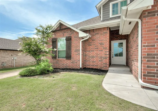 Photo 2 of Single family home for sale at 5209 White Gold Ave, Edmond, OK 73034 | MLS# 1241907 | Listing updated on 2026-09-08