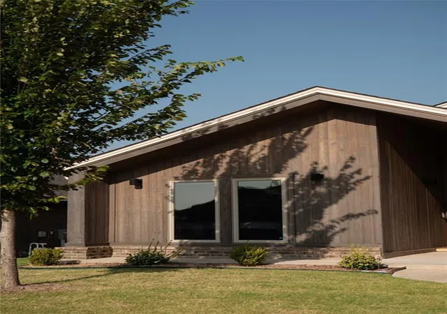 Photo 2 of Single family home for sale at 417 Vista Dr, Yukon, OK 73099 | MLS# 1241923 | Listing updated on 2026-08-22