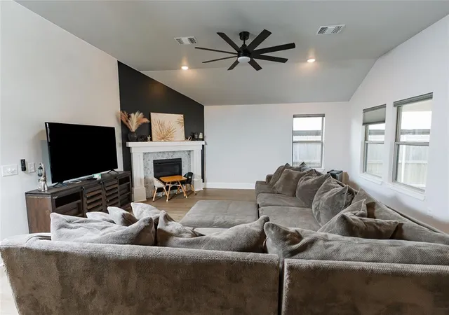 Photo 4 of Single family home for sale at 417 Vista Dr, Yukon, OK 73099 | MLS# 1241923 | Listing updated on 2026-08-22