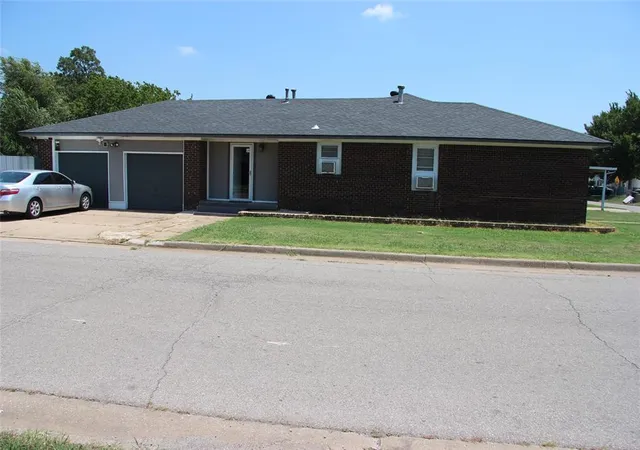 Photo 3 of Sale Pending at 945 Sw 51st Street, Oklahoma City, OK 73109 | MLS# 1241924 | Listing updated on 2026-08-10