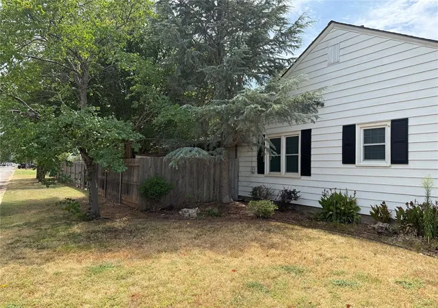 Photo 2 of Single family home for sale at 824 E Elm St, Altus, OK 73521 | MLS# 1241927 | Listing updated on 2026-09-05