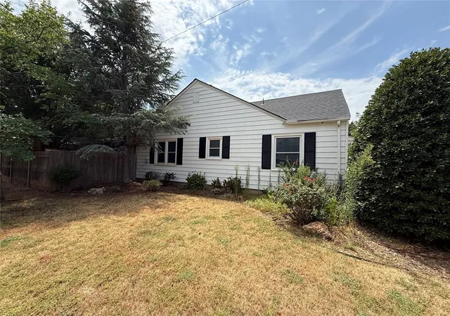 Photo 2 of Single family home for sale at 824 E Elm St, Altus, OK 73521 | MLS# 1241927 | Listing updated on 2026-09-05