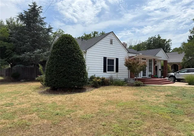 Photo 3 of Single family home for sale at 824 E Elm St, Altus, OK 73521 | MLS# 1241927 | Listing updated on 2026-09-05