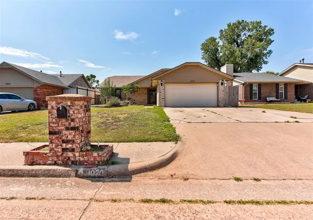 2nd image of 1030 Walsh Ln, Yukon, OK 73099 | MLS# 1241946
