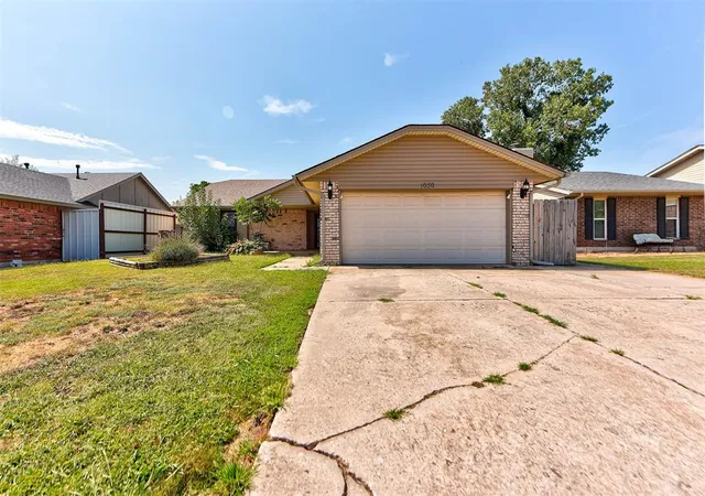 3rd image of 1030 Walsh Ln, Yukon, OK 73099 | MLS# 1241946