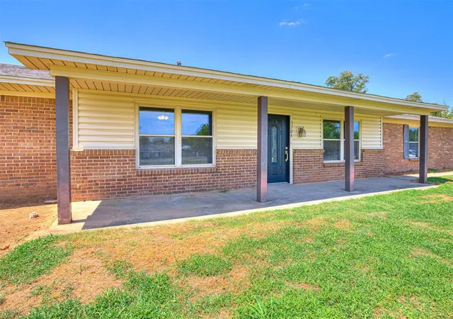 image of 5704 Earl Dr, Shawnee, OK 74804 | MLS# 1241985
