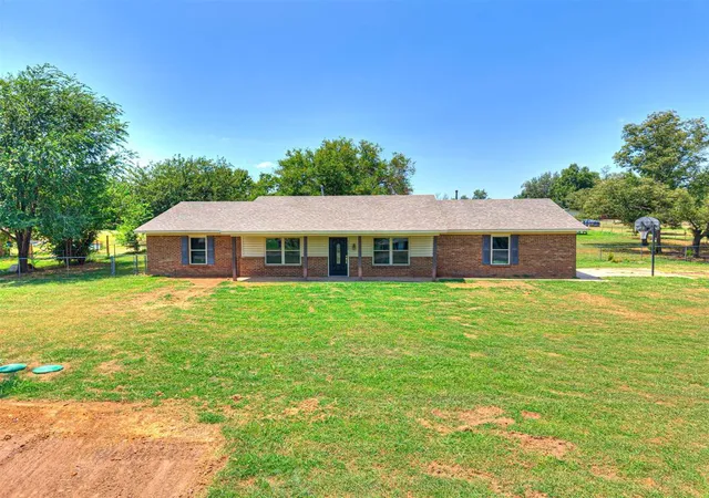 image of 5704 Earl Dr, Shawnee, OK 74804 | MLS# 1241985