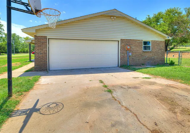image of 5704 Earl Dr, Shawnee, OK 74804 | MLS# 1241985