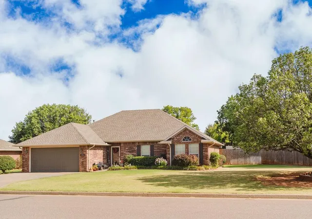 3rd image of 1506 W Debbie Dr, Elk City, OK 73644 | MLS# 1241995