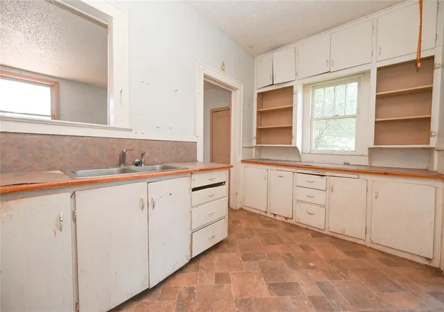 Photo 3 of Sale Pending at 1425 W Dakota St, Chickasha, OK 73018 | MLS# 1242016 | Listing updated on 2026-09-01
