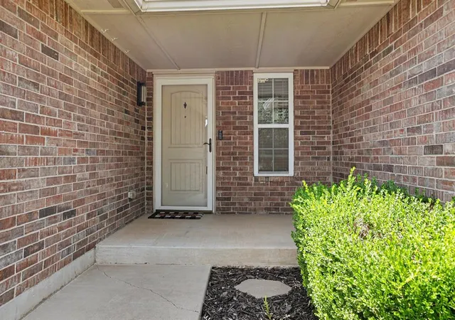 2nd image of 1305 Leigh Cir, Yukon, OK 73099 | MLS# 1242041