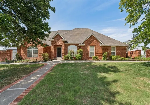 1st image of 2109 Ne 14th St, Moore, OK 73160 | MLS# 1242043