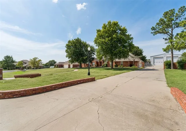 3rd image of 2109 Ne 14Th St, Moore, OK 73160 | MLS# 1242043