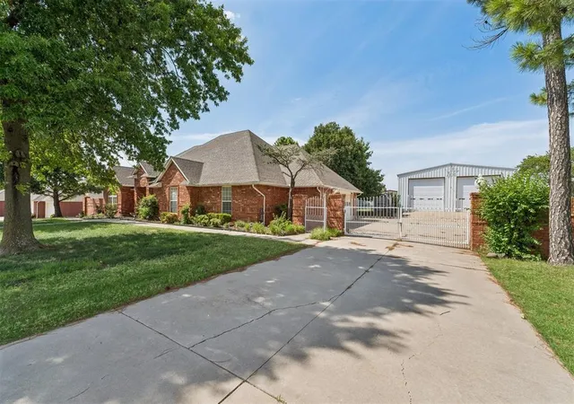 4th image of 2109 Ne 14Th St, Moore, OK 73160 | MLS# 1242043