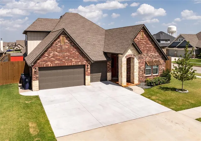 2nd image of 300 Bray Ln, Yukon, OK 73099 | MLS# 1242055