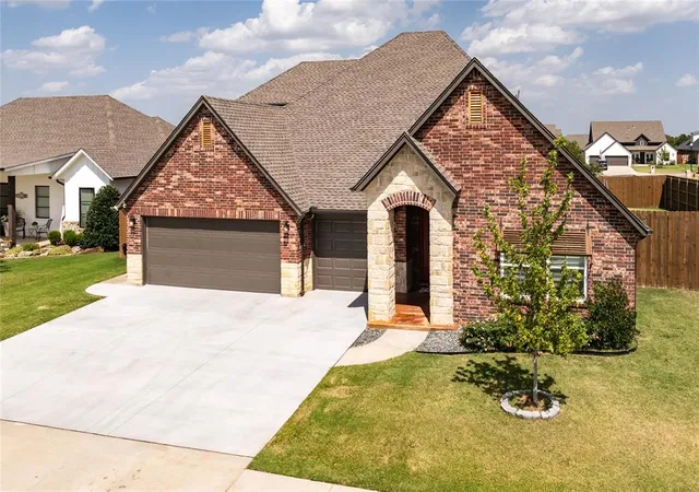 3rd image of 300 Bray Ln, Yukon, OK 73099 | MLS# 1242055
