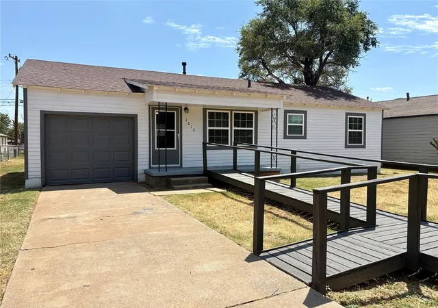 Photo 2 of Single family home for sale at 1012 N York St, Altus, OK 73521 | MLS# 1242078 | Listing updated on 2026-08-31