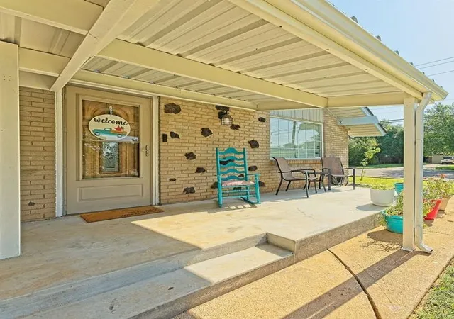 2nd image of 801 Nw 16th St, Moore, OK 73160 | MLS# 1242096