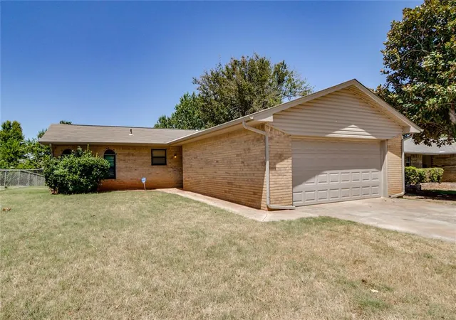 1st image of 1100 Ridgeway Dr, Yukon, OK 73099 | MLS# 1242106