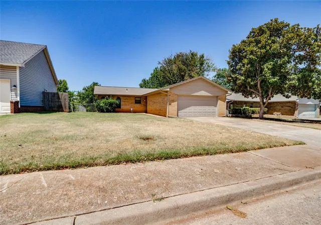 2nd image of 1100 Ridgeway Dr, Yukon, OK 73099 | MLS# 1242106