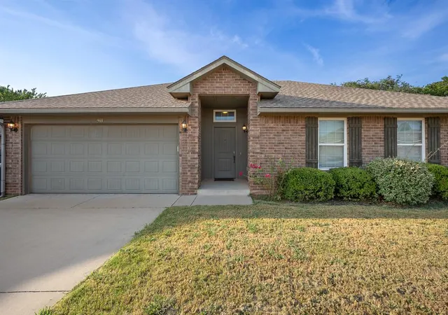 Photo 1 of Single family home for sale at 401 Tecumseh Meadows Ct, Norman, OK 73069 | MLS# 1242120 | Listing updated on 2026-08-28
