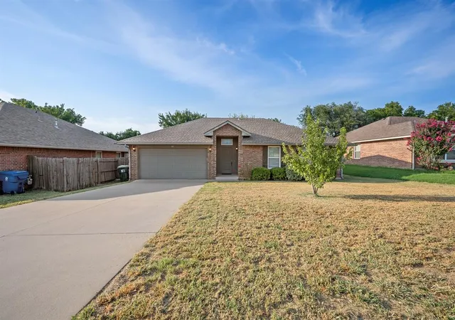 Photo 2 of Single family home for sale at 401 Tecumseh Meadows Ct, Norman, OK 73069 | MLS# 1242120 | Listing updated on 2026-08-28
